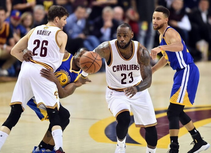 L.Jamesas balsavime paliko S.Curry toli už nugaros (Scanpix nuotr.)