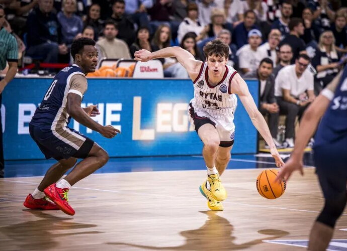 D.J.Horne'as buvo dvigubai rezultatyvesnis už I.Sargiūną (FIBA nuotr.)