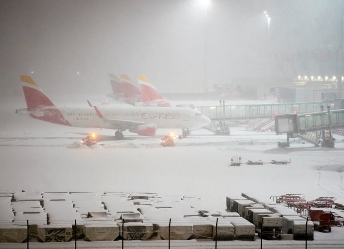 Madrido oro uoste lėktuvai neturi galimybės nusileisti (Scanpix nuotr.)