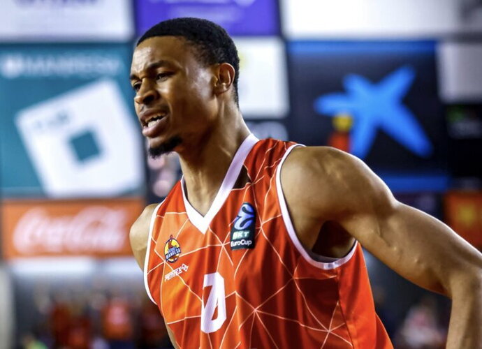 K.Akobundu-Ehiogu prisistatė „Žalgirio“ gerbėjams (Euroleague.net)