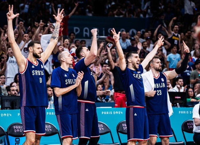 Serbai sulaukė dovanų (FIBA nuotr.)