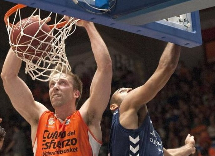 J.Hamiltonas kelsis į NBA