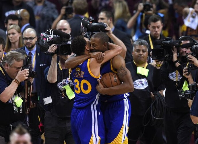 S.Curry su komandos draugais pergalės šampaną laistė Klivlande (Scanpix nuotr.)