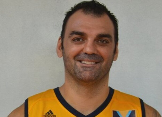 R.Varda pakabino sportbačius ant vinies