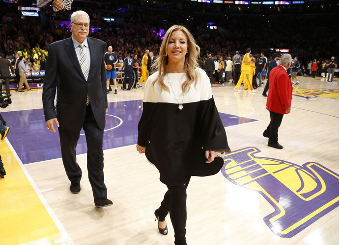 J.Buss persiuntė M.Johnsonui visą susirašinėjimą su R.Pelinka (Scanpix nuotr.)
