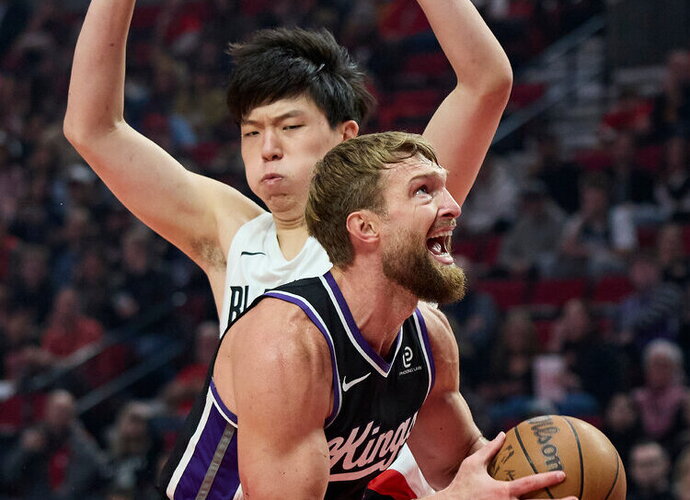 D.Sabonis turėjo vargo su Y.Hansenu (Scanpix nuotr.)