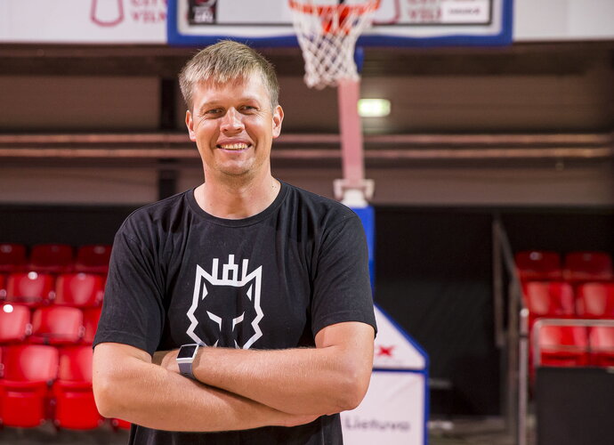 S.Kuzminskas darbuosis asistentu (Foto: Rokas Lukoševičius)