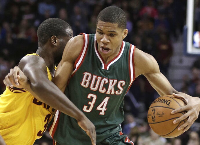 G.Antetokounmpo pasižymėjo nevykusiu bandymu išsimesti kamuolį iš užribio (Scanpix nuotr.)