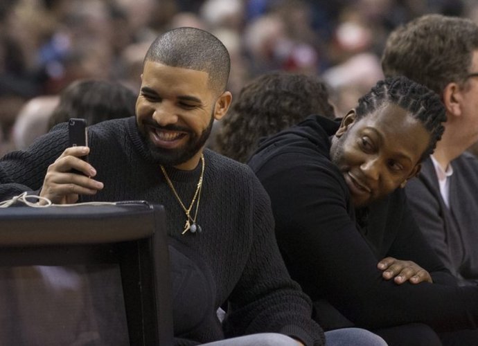Reperis Drake'as išmušė iš vėžių Čikagos ekipos žaidėją (Scanpix nuotr.)