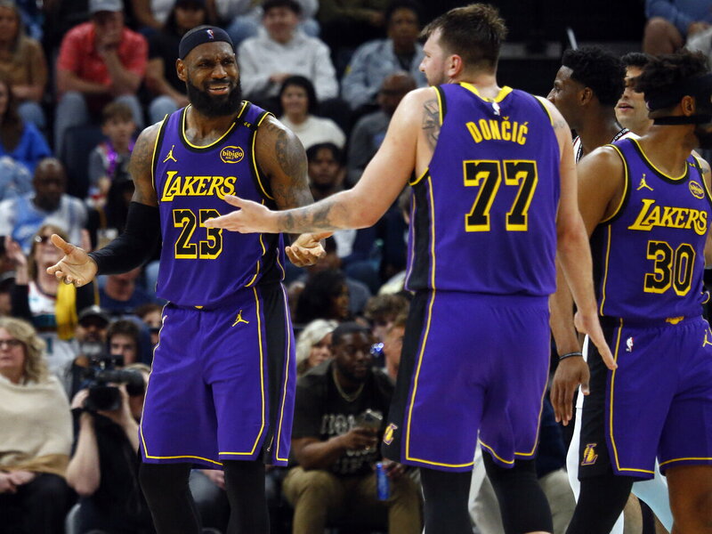 Lyderių trio vedama „Lakers“ šventė pergalę Memfyje