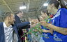 A.Sabonis krepšininkėms įteikė gėles (Foto: Augustas Didžgalvis)