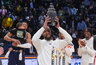 G.Antetokounmpo po rungtynių kėlė vaiką, jo bendraklubis – MVP statulėlę (Scanpix nuotr.)