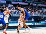 V.Wembanyama sutiko žemiausią olimpiados krepšininką (FIBA nuotr.)