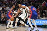 G.Antetokounmpo ir visa jo komanda buvo sunkiai sulaikomi (Scanpix nuotr.)