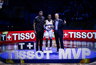 C.Anthony pasveikino D.Schroderį (FIBA nuotr.)