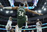 G.Antetokounmpo tikrino lankų tvirtumą (Scanpix nuotr.)
