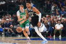 G.Antetokounmpo aplenkė C.Flaggą (Scanpix nuotr.)