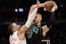 K.Porzingis buvo stabdomas ir šitaip (Scanpix nuotr.)