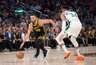 S.Curry laimėjo prieš G.Antetokounmpo (Scanpix nuotr.)