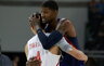 Zh.Jiwei'us „sulaužė čiurnas“ NBA žvaigždei (Scanpix nuotr.)