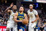 S.Curry vieną po kito liejo tolimus metimus (Scanpix nuotr.)